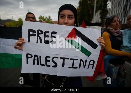 Pamplona, Espagne. 14 octobre 2023. Un manifestant arabe tient une pancarte qui dit : Libérez la Palestine, pendant la manifestation. Des centaines de manifestants se sont rassemblés à Pampelune en solidarité avec les attaques israéliennes contre la population de Gaza. Crédit : SOPA Images Limited/Alamy Live News Banque D'Images