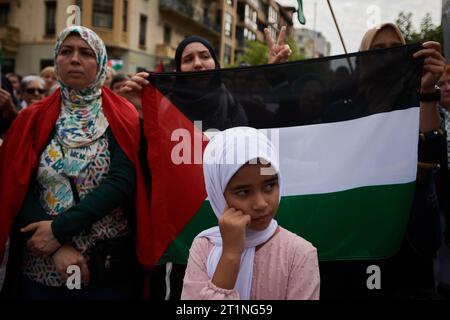 Pamplona, Espagne. 14 octobre 2023. Une fille arabe participe à la manifestation. Des centaines de manifestants se sont rassemblés à Pampelune en solidarité avec les attaques israéliennes contre la population de Gaza. Crédit : SOPA Images Limited/Alamy Live News Banque D'Images