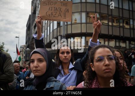 Pamplona, Espagne. 14 octobre 2023. Un manifestant arabe tient une pancarte qui dit : Arrêtez les attaques à Gaza pendant la manifestation. Des centaines de manifestants se sont rassemblés à Pampelune en solidarité avec les attaques israéliennes contre la population de Gaza. Crédit : SOPA Images Limited/Alamy Live News Banque D'Images