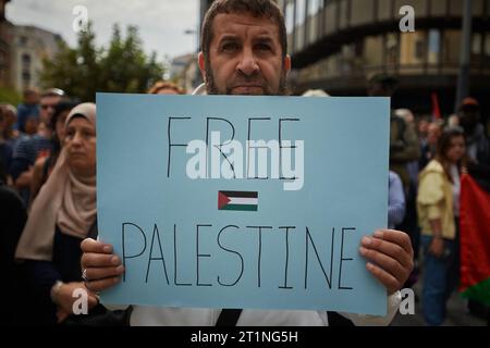 Pamplona, Espagne. 14 octobre 2023. Un manifestant arabe tient une pancarte qui dit : Libérez la Palestine pendant la manifestation. Des centaines de manifestants se sont rassemblés à Pampelune en solidarité avec les attaques israéliennes contre la population de Gaza. Crédit : SOPA Images Limited/Alamy Live News Banque D'Images