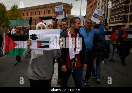 Pamplona, Espagne. 14 octobre 2023. Un manifestant tient une pancarte qui dit « Palestine libre », pendant la manifestation. Des centaines de manifestants se sont rassemblés à Pampelune en solidarité avec les attaques israéliennes contre la population de Gaza. Crédit : SOPA Images Limited/Alamy Live News Banque D'Images