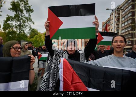 Pamplona, Espagne. 14 octobre 2023. Un manifestant arabe tient un drapeau palestinien pendant la manifestation. Des centaines de manifestants se sont rassemblés à Pampelune en solidarité avec les attaques israéliennes contre la population de Gaza. Crédit : SOPA Images Limited/Alamy Live News Banque D'Images