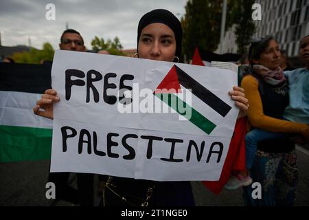 Pamplona, Espagne. 14 octobre 2023. Un manifestant arabe tient une pancarte qui dit : Libérez la Palestine, pendant la manifestation. Des centaines de manifestants se sont rassemblés à Pampelune en solidarité avec les attaques israéliennes contre la population de Gaza. (Photo Elsa A Bravo/SOPA Images/Sipa USA) crédit : SIPA USA/Alamy Live News Banque D'Images