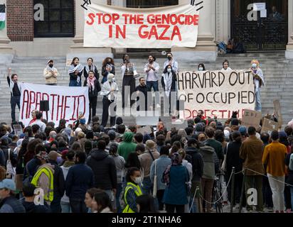 Cambridge, Massachusetts États-Unis 14 octobre 2023 des étudiants diplômés de Harvard pour la Palestine se rassemblent sur les marches de la bibliothèque Widner, Université Harvard, Cambridge, Massachusetts. Le rassemblement a été suivi par environ 300 personnes, beaucoup n'étaient pas liées à Harvard. (Rick Friedman ) crédit : Rick Friedman/Alamy Live News Banque D'Images