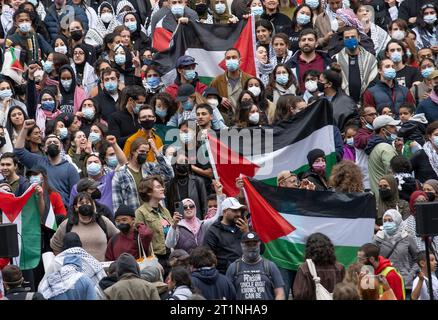 Cambridge, Massachusetts États-Unis 14 octobre 2023 des étudiants diplômés de Harvard pour la Palestine se rassemblent sur les marches de la bibliothèque Widner, Université Harvard, Cambridge, Massachusetts. Le rassemblement a été suivi par environ 300 personnes, beaucoup n'étaient pas liées à Harvard. (Rick Friedman ) crédit : Rick Friedman/Alamy Live News Banque D'Images