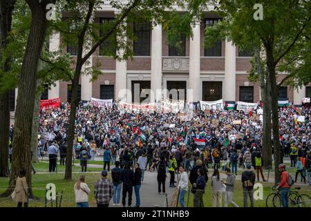 Cambridge, Massachusetts États-Unis 14 octobre 2023 des étudiants diplômés de Harvard pour la Palestine se rassemblent sur les marches de la bibliothèque Widner, Université Harvard, Cambridge, Massachusetts. Le rassemblement a été suivi par environ 300 personnes, beaucoup n'étaient pas liées à Harvard. (Rick Friedman ) crédit : Rick Friedman/Alamy Live News Banque D'Images