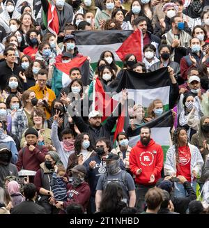 Cambridge, Massachusetts États-Unis 14 octobre 2023Les étudiants diplômés de l'université ARR pour la Palestine se rassemblent sur les marches de la bibliothèque Widner, Harvard University, Cambridge, Massachusetts. Le rassemblement a été suivi par environ 300 personnes, beaucoup n'étaient pas liées à Harvard. (Rick Friedman ) crédit : Rick Friedman/Alamy Live News Banque D'Images