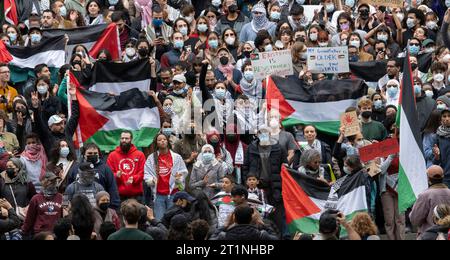 Cambridge, Massachusetts États-Unis 14 octobre 2023 des étudiants diplômés de Harvard pour la Palestine se rassemblent sur les marches de la bibliothèque Widner, Université Harvard, Cambridge, Massachusetts. Le rassemblement a été suivi par environ 300 personnes, beaucoup n'étaient pas liées à Harvard. (Rick Friedman ) crédit : Rick Friedman/Alamy Live News Banque D'Images