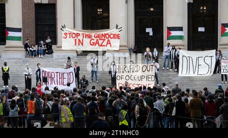 Cambridge, Massachusetts États-Unis 14 octobre 2023 des étudiants diplômés de Harvard pour la Palestine se rassemblent sur les marches de la bibliothèque Widner, Université Harvard, Cambridge, Massachusetts. Le rassemblement a été suivi par environ 300 personnes, beaucoup n'étaient pas liées à Harvard. (Rick Friedman ) crédit : Rick Friedman/Alamy Live News Banque D'Images