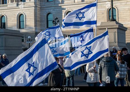 St. Paul, Minnesota. Des gens de tous âges se rassemblent au capitole de l'État pour montrer leur soutien à Israël et appeler à la fin du terrorisme. Banque D'Images