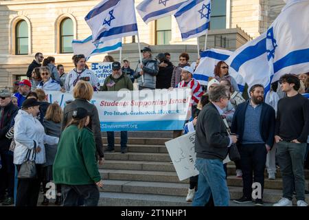 St. Paul, Minnesota. Des gens de tous âges se rassemblent au capitole de l'État pour montrer leur soutien à Israël et appeler à la fin du terrorisme. Banque D'Images