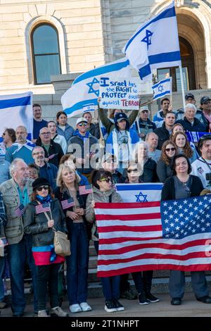 St. Paul, Minnesota. Des gens de tous âges se rassemblent au capitole de l'État pour montrer leur soutien à Israël et appeler à la fin du terrorisme. Banque D'Images