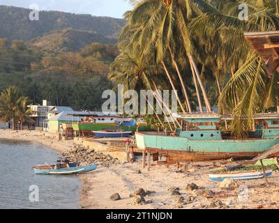 bateau de pêche penché sur la plage Banque D'Images