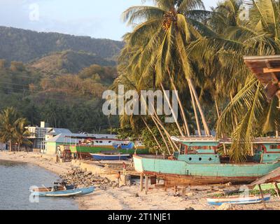 bateau de pêche penché sur la plage Banque D'Images
