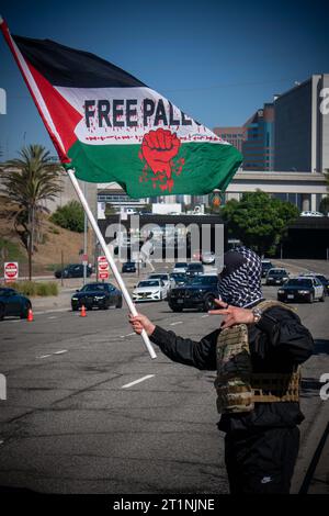 Los Angeles, Californie, États-Unis. 14 octobre 2023. Un manifestant pro-palestinien prend la rue lors d’un rassemblement massif à Los Angeles le samedi 14 octobre 2023, pour montrer sa solidarité avec les citoyens de Palestine et de Gaza City. (Image de crédit : © Jake Lee Green/ZUMA Press Wire) USAGE ÉDITORIAL SEULEMENT! Non destiné à UN USAGE commercial ! Crédit : ZUMA Press, Inc./Alamy Live News Banque D'Images