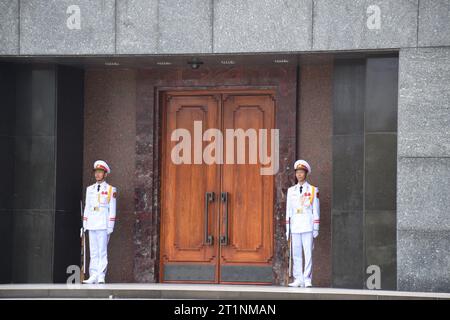 Deux gardes vietnamiens à l'entrée du mausolée Ho Chi Minh à Hanoi, Vietnam Banque D'Images