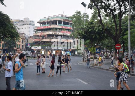 Vue sur les rues dans le vieux quartier de Hanoi à Hanoi, Vietnam Banque D'Images