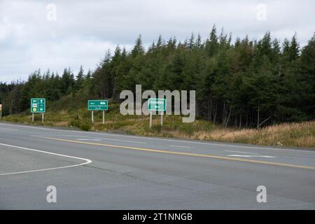 Panneaux routiers à la jonction de la Trans Canada Highway et de la Highway 210 à Goobies, Terre-Neuve-et-Labrador, Canada Banque D'Images