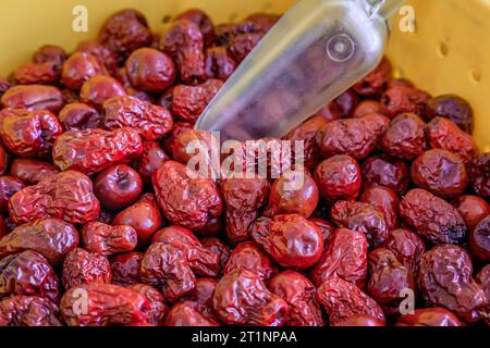 Jujujubes séchés, fruits sucrés vendus en vrac dans un marché de producteurs de San Francisco, en Californie Banque D'Images