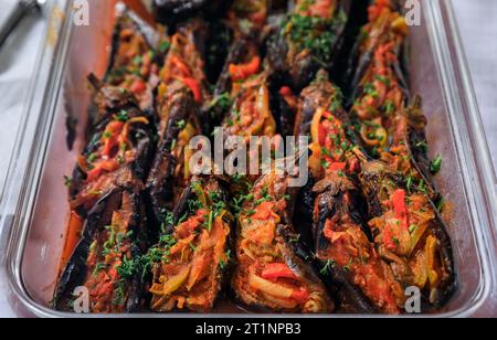 Imam bayildi traduit par imam évanoui, aubergine suffoquée d'oignon, de poivron et d'ail, plat traditionnel arménien au festival culinaire de San Francisco Banque D'Images