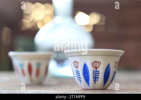 Deux tasses à café traditionnelles libanaises avec une verseuse en verre, ebrik. Banque D'Images