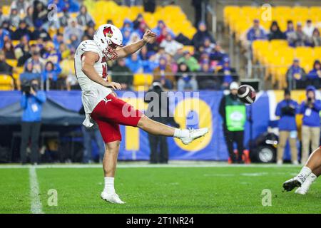 Pittsburgh, Pennsylvanie, États-Unis. 14 octobre 2023. Brock Travelstead (40) frappe le ballon lors du match de football de la NCAA entre les Pitt Panthers et les Cardinals de Louisville au stade Arisure de Pittsburgh, Pennsylvanie. Brent Gudenschwager/CSM/Alamy Live News Banque D'Images