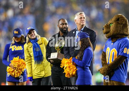 Pittsburgh, Pennsylvanie, États-Unis. 14 octobre 2023. Darrelle Revis, ancien élève de Pitt Panthers, reçoit un prix lors du match de football de la NCAA entre les Pitt Panthers et les Louisville Cardinals au stade Acrisure de Pittsburgh, Pennsylvanie. Brent Gudenschwager/CSM/Alamy Live News Banque D'Images