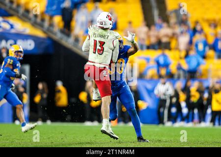 Pittsburgh, Pennsylvanie, États-Unis. 14 octobre 2023. Le linebacker Brandon George (30) des Pitt Panthers fait pression sur le quarterback des Louisville Cardinals Jack Plummer (13) lors du match de football de la NCAA entre les Pitt Panthers et les Cardinals de Louisville au stade Arisure de Pittsburgh, Pennsylvanie. Brent Gudenschwager/CSM/Alamy Live News Banque D'Images
