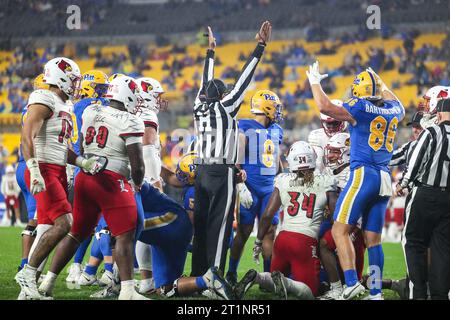 Pittsburgh, Pennsylvanie, États-Unis. 14 octobre 2023. Un officiel signale un touchdown pour Pitt lors du match de football de la NCAA entre les Pitt Panthers et les Cardinals de Louisville au stade Arisure de Pittsburgh, Pennsylvanie. Brent Gudenschwager/CSM/Alamy Live News Banque D'Images