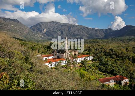 Vue aérienne du sanctuaire Caraca avec montagnes et ciel bleu en arrière-plan, Minas Gerais, Brésil Banque D'Images