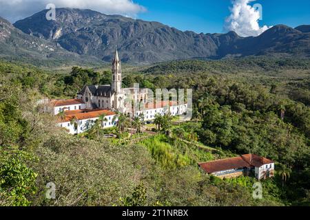 Vue aérienne rapprochée du sanctuaire Caraca avec montagnes et ciel bleu en arrière-plan, Minas Gerais, Brésil Banque D'Images