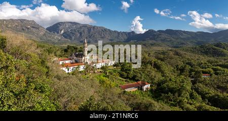 Vue aérienne panoramique du sanctuaire Caraça avec montagnes et ciel bleu en arrière-plan, Minas Gerais, Brésil Banque D'Images