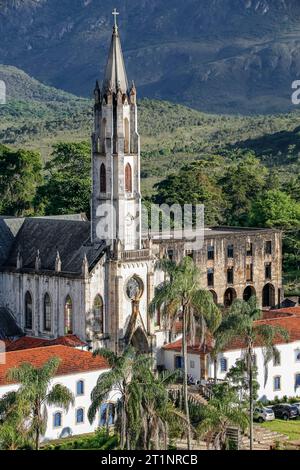 Vue aérienne rapprochée du sanctuaire Caraca avec montagnes et forêt atlantique en arrière-plan, Minas Gerais, Brésil Banque D'Images