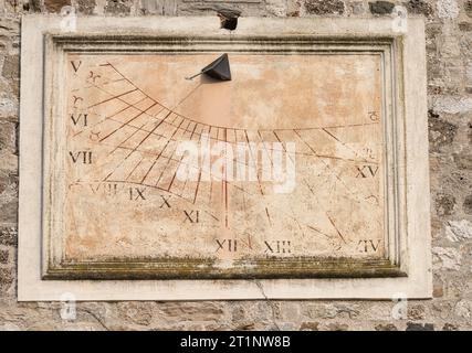 un vieux cadran solaire sur un mur Banque D'Images