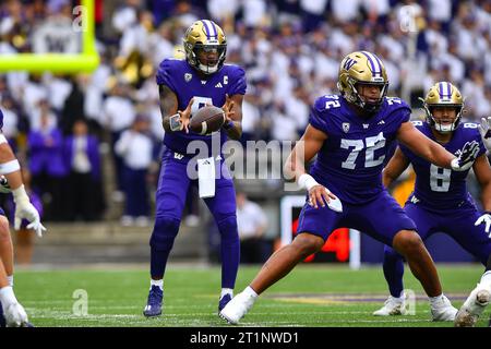 14 octobre 2023 : le quarterback Michael Penix Jr. (9 ans) des Washington Huskies reçoit un coup d'œil lors du match de football de la NCAA entre les Oregon Ducks et les Washington Huskies au Husky Stadium de Seattle, WA. Washington bat l'Oregon 36-33. Steve Faber/CSM (image de crédit : © Steve Faber/Cal Sport Media) Banque D'Images