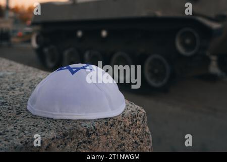 Casquette kippah dans le style du drapeau israélien sur le fond d'un char suivi. Le concept de commémoration des victimes de l'Holocauste pendant la guerre mondiale Banque D'Images