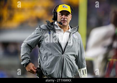 Pittsburgh, Pennsylvanie, États-Unis. 14 octobre 2023. L'entraîneur-chef des Pitt Panthers, Pat Narduzzi, lors du match de football entre les Pitt Panthers et les Cardinals de Louisville au stade Arisure de Pittsburgh, Pennsylvanie. Brent Gudenschwager/CSM/Alamy Live News Banque D'Images