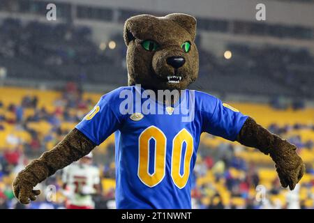 Pittsburgh, Pennsylvanie, États-Unis. 14 octobre 2023. Mascotte des Pitt Panthers lors du match de football entre les Pitt Panthers et les Louisville Cardinals au stade Arisure de Pittsburgh, Pennsylvanie. Brent Gudenschwager/CSM/Alamy Live News Banque D'Images