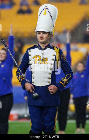 Pittsburgh, Pennsylvanie, États-Unis. 14 octobre 2023. Membre de la bande de Pitt Panthers pendant le match d'avant-match de football de la NCAA entre les Pitt Panthers et les Cardinals de Louisville au stade Arisure de Pittsburgh, Pennsylvanie. Brent Gudenschwager/CSM/Alamy Live News Banque D'Images