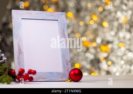 Décorations de Noël et cadre blanc avec espace de copie sur fond de lumières laitières Banque D'Images