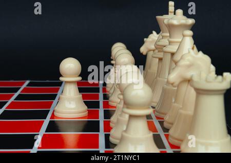 Vue sélective du pion d'échecs se déplaçant vers la bataille. Stratégie et concept tactique Banque D'Images