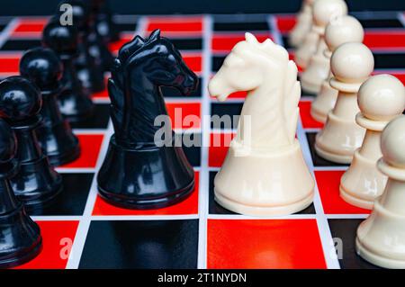 Vue sélective des échecs de chevalier se déplaçant vers la bataille. Stratégie et concept tactique Banque D'Images