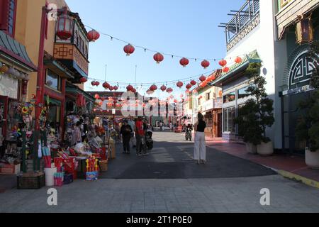 Chinatown Plaza Los Angeles CA Shoppers Pass à l'extérieur du marché Banque D'Images