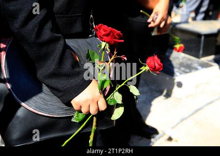 Beyrouth, ville libanaise de Khiam. 14 octobre 2023. Les gens tiennent des roses pour pleurer le photojournaliste libanais Issam Abdallah, tué par un obus israélien, dans la ville libanaise de Khiam, le 14 octobre 2023. Issam Abdallah, un journaliste libanais travaillant pour Reuters, a été tué, et six autres journalistes d'agences internationales, dont l'Agence France-presse (AFP) et la chaîne de télévision Al-Jazeera, ont été blessés vendredi soir dans des attaques israéliennes contre le village d'Alma al-Shaab, au sud du Liban, a rapporté la chaîne de télévision libanaise MTV. Crédit : Ali Hashisho/Xinhua/Alamy Live News Banque D'Images