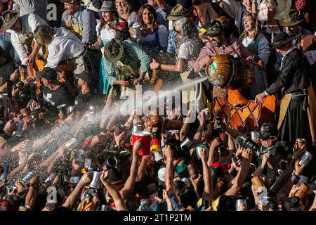 Villa General Belgrano, Argentine. 14 octobre 2023. De la bière éclabousse les visiteurs lors de la dégustation du fût à l'Oktoberfest sur la scène principale. Crédit : Diego Lima/DPA/Alamy Live News Banque D'Images