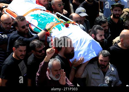 Beyrouth, ville libanaise de Khiam. 14 octobre 2023. Les gens pleurent le photojournaliste libanais Issam Abdallah, tué par un obus israélien, dans la ville libanaise de Khiam, le 14 octobre 2023. Issam Abdallah, un journaliste libanais travaillant pour Reuters, a été tué, et six autres journalistes d'agences internationales, dont l'Agence France-presse (AFP) et la chaîne de télévision Al-Jazeera, ont été blessés vendredi soir dans des attaques israéliennes contre le village d'Alma al-Shaab, au sud du Liban, a rapporté la chaîne de télévision libanaise MTV. Crédit : Ali Hashisho/Xinhua/Alamy Live News Banque D'Images