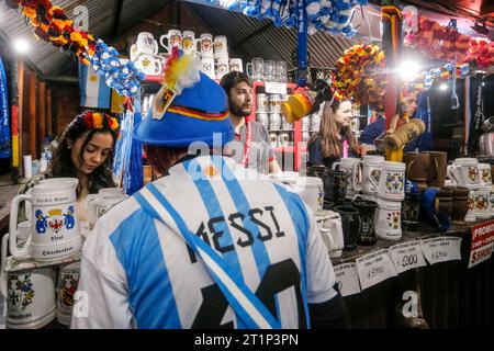 Villa General Belgrano, Argentine. 14 octobre 2023. Un homme dans un maillot Messi se tient à un stand de vente de tasses à bière à Oktoberfest. Crédit : Diego Lima/DPA/Alamy Live News Banque D'Images