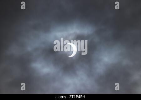 Non exclusif : 14 octobre 2023 à Nezahualcóyotl, Mexique : vue générale de l'éclipse solaire anulaire, on observe la Lune couvrant jusqu'à 70% de Banque D'Images