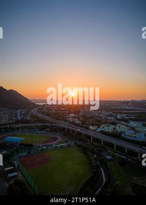 Vue aérienne du district de Sanxia avec des voitures sur l'autoroute au coucher du soleil à New Taipei City, Taiwan. Banque D'Images