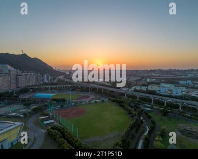 Vue aérienne du district de Sanxia avec des voitures sur l'autoroute au coucher du soleil à New Taipei City, Taiwan. Banque D'Images